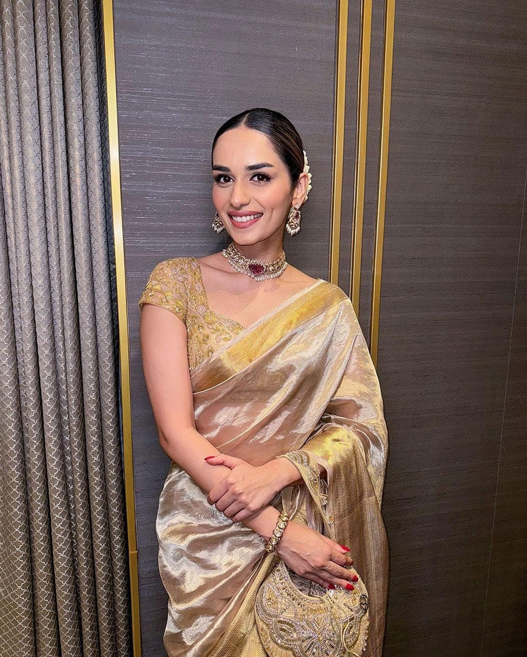 Channeling inner queen in a tissue saree