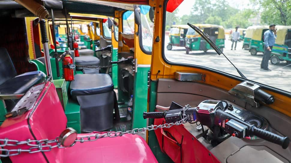 Shocking: Auto Driver Caught Masturbating Near Delhi&#039;s Bengali Market, Held