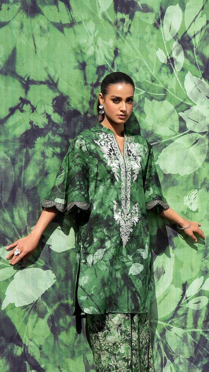 7 Glamorous Looks of Pakistani Actress Iqra Aziz That Stunned the Fashion  World | Lifestyle News | Zee News
