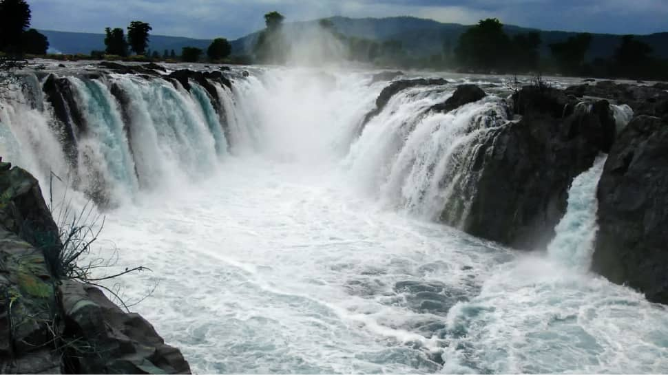 Hogenakkal Falls: The Waterfalls With Smoke