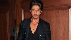 Shah Rukh Khan Gets Mobbed By A Huge Crowd At The Airport; Video Goes Viral