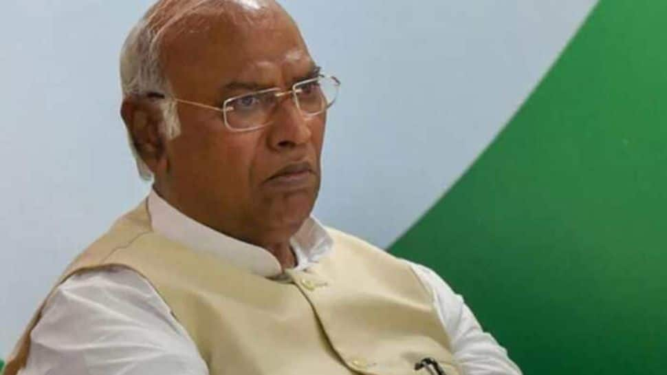 Congress Chief Kharge Falls Ill During Speech In J&amp;K&#039;s Kathua