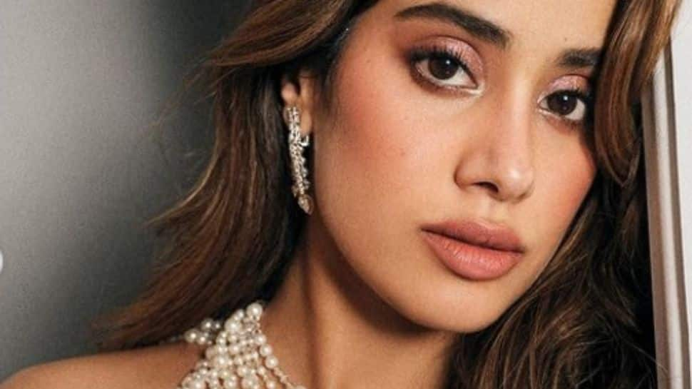  Janhvi Kapoor Posed As A Boy To Ignite Jealousy In Her Friend&#039;s Love Story