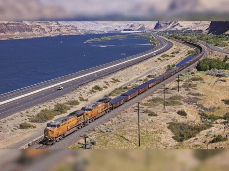 World's Longest Train: 682 Carriages, Requires 8 Engines, But Runs ...