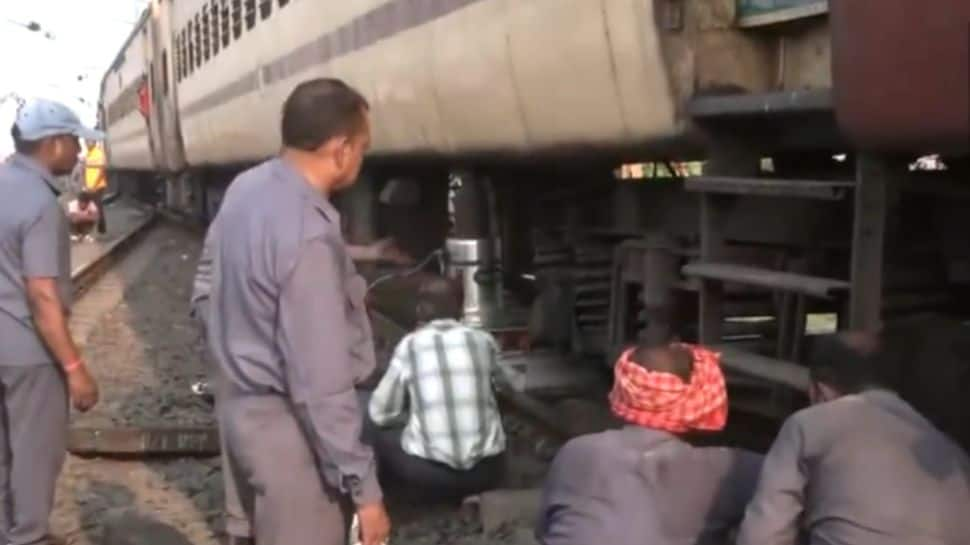 Two Coaches Of CSMT Shalimar Express Derail In Maharashtras Nagpur| Video