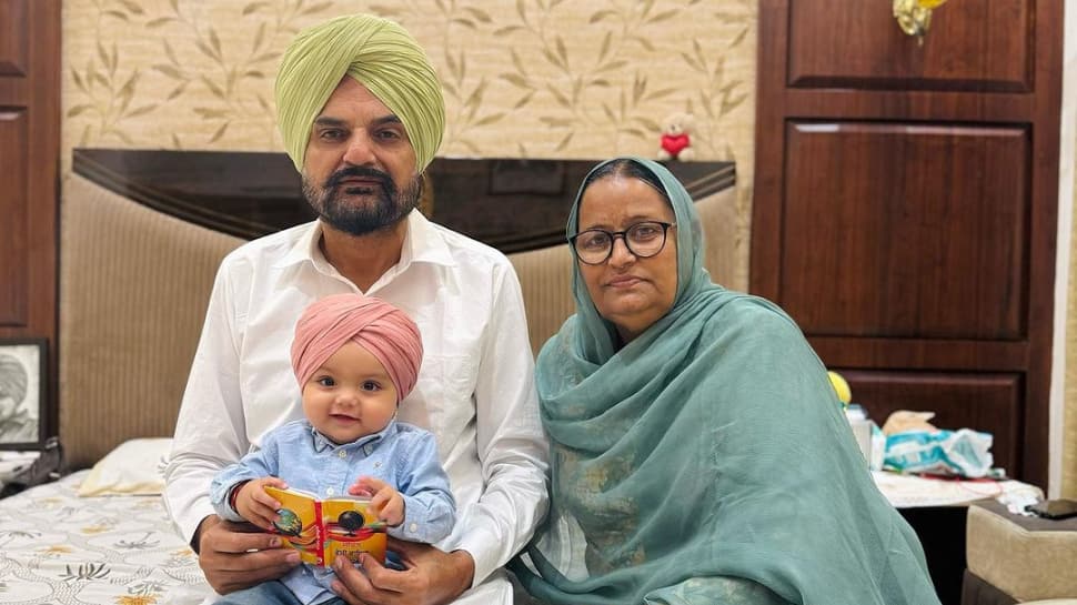 Sidhu Moosewala’s Parents Reveal Face Of His Younger Brother Shubhdeep - WATCH