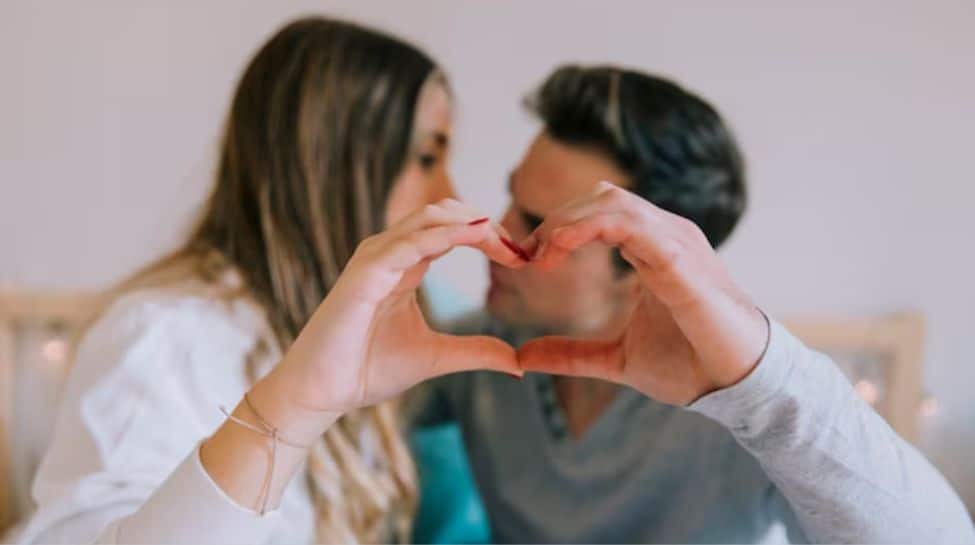 10 Obvious Signs A Woman Is Falling In Love With You | News | Zee News