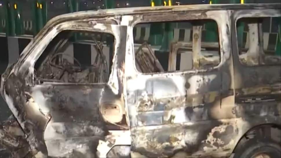 Delhi: 1 Dead, Several Injured As 2 Cars Catch Fire After Collision On Dwarka Expressway Delhi: 1 Dead, Several Injured As 2 Cars Catch Fire After Collision On Dwarka Expressway