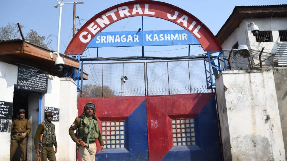 J&Okay Polices Counter-Intelligence Unit Raids Srinagar Central Jail, Seizes Digital Units