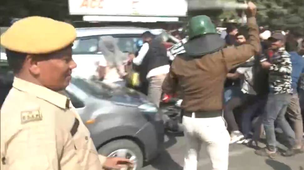 Bihar: Lathicharge On BPSC Aspirants Outside Office In Patna’s Bailey Road Bihar: Lathicharge On BPSC Aspirants Outside Office In Patna’s Bailey Road