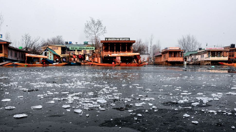J&amp;K: Srinagar Shivers As Temperature Drop To Minus 7 Degrees, Dal Lake Freezes