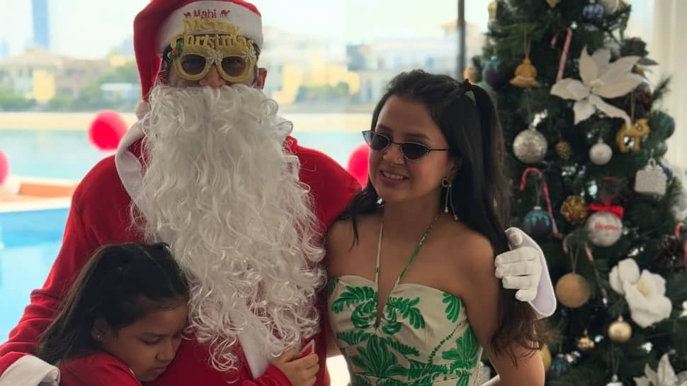 MS Dhoni Turns Santa Claus For Sakshi And Ziva To Celebrate Christmas