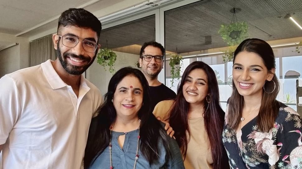 Jasprit Bumrah With His Mother, Wife