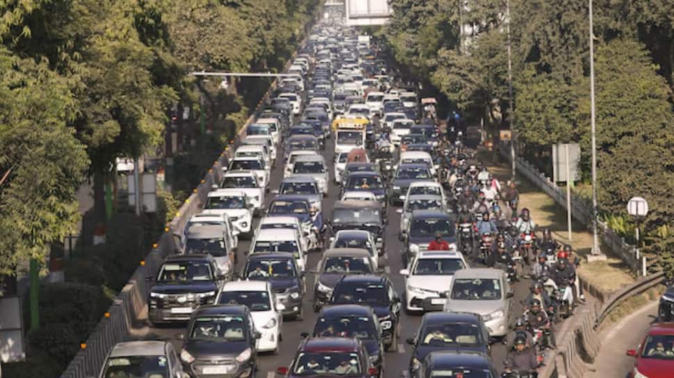 Delhi Witnesses Traffic Jams On New Year’s Day As People Flock To Major Attractions, Markets | Mobility News  zeenews.india.com