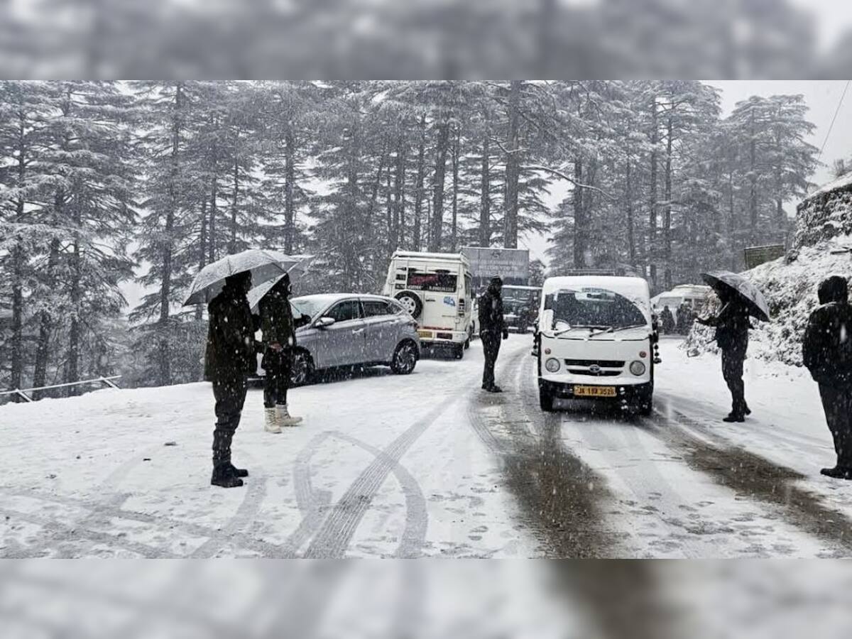 Heavy Snowfall In Kashmir's Higher Reaches Causes Road Closures; More ...