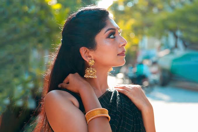 Exploring the Timeless Elegance of Women's Earrings: Styles, Materials, and Trends Exploring the Timeless Elegance of Women's Earrings: Styles, Materials, and Trends