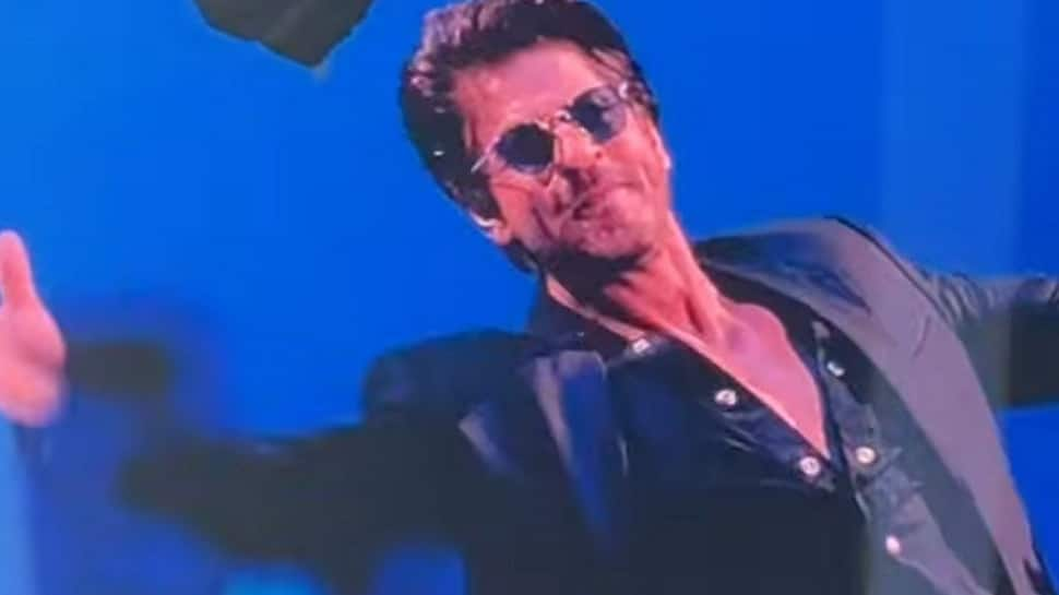 Shah Rukh Khan Responds To A Fan Who Asks To Touch Him Publicly