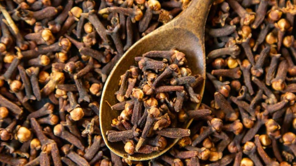 A Powerful Health Boost: 9 Reasons To Chew 1 Clove Daily On An Empty Stomach