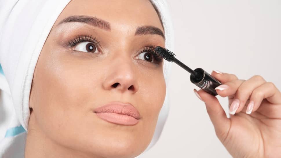 Buying Mascara for Voluminous Lashes: Achieve Dramatic Fringes