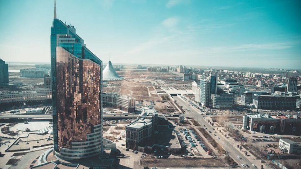 Kazakhstan (2,724,900 square kilometers / 1,052,090 square miles)