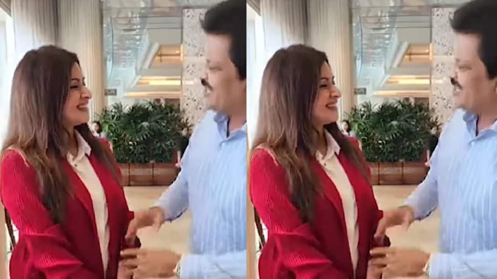 Bhagyashree Smartly Runs Away From Udit Narayan As He Tries To Touch Her; Watch Viral Video