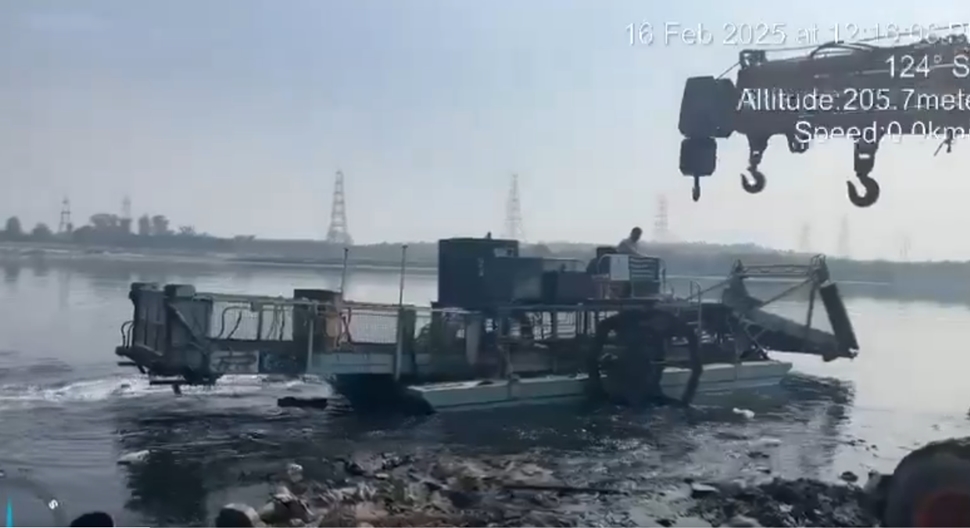 BJP Shares Clip Of Yamuna Cleaning Using Machines; AAP Reminds Of 'Caretaker CM' BJP Shares Clip Of Yamuna Cleaning Using Machines; AAP Reminds Of 'Caretaker CM'