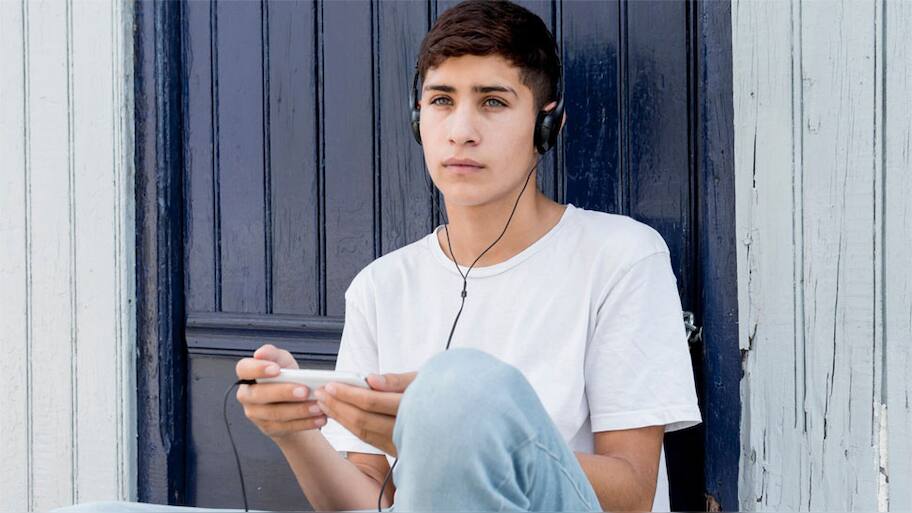 Exclusive: Is Your Teenage Kid Using Earphones? 5 Ways It Can Harm The Hearing Ability