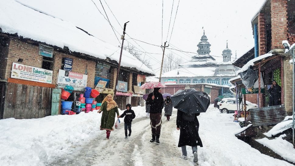 Kashmir Valley Receives Snowfall, Rains; Schools Closed, Roads Shut Kashmir Valley Receives Snowfall, Rains; Schools Closed, Roads Shut