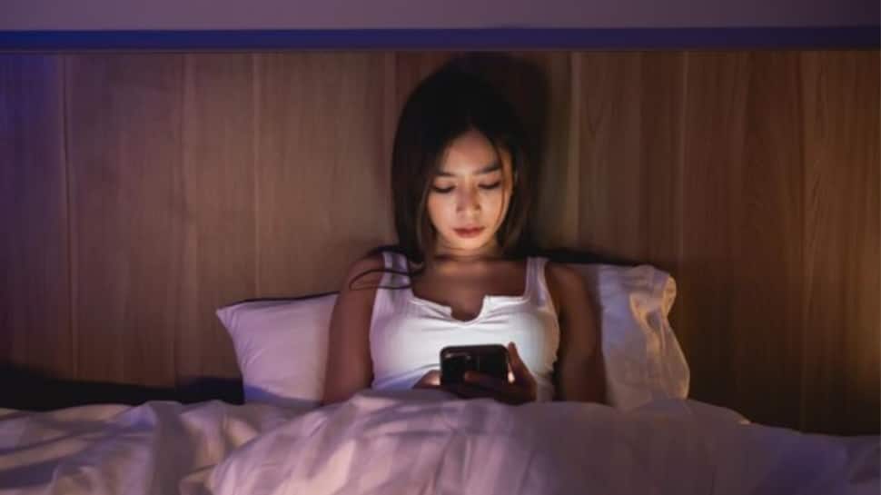 Scrolling Your Phone In Bed? Study Reveals It Increases Insomnia Risk By 59% Scrolling Your Phone In Bed? Study Reveals It Increases Insomnia Risk By 59%