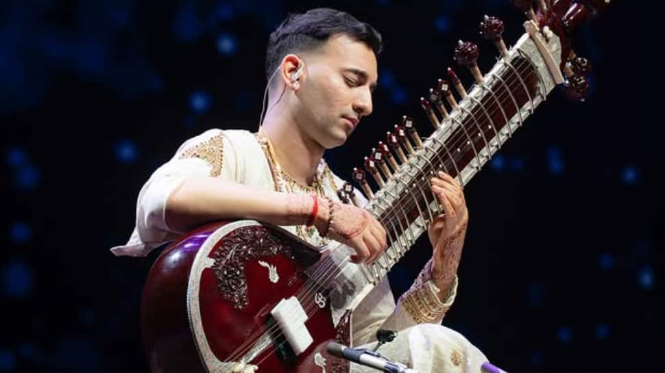 Rishab Sharma’s Soulful Sitar Rendition Of 'Kal Ho Naa Ho' Leaves Delhi Spellbound — Watch Viral Musical Moment