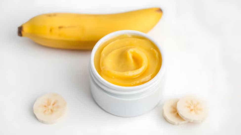 7. Yoghurt and Banana Mask – For Dry Skin