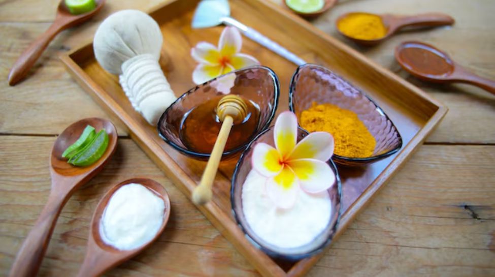 1. Yoghurt and Honey Mask – For Hydration and Glow