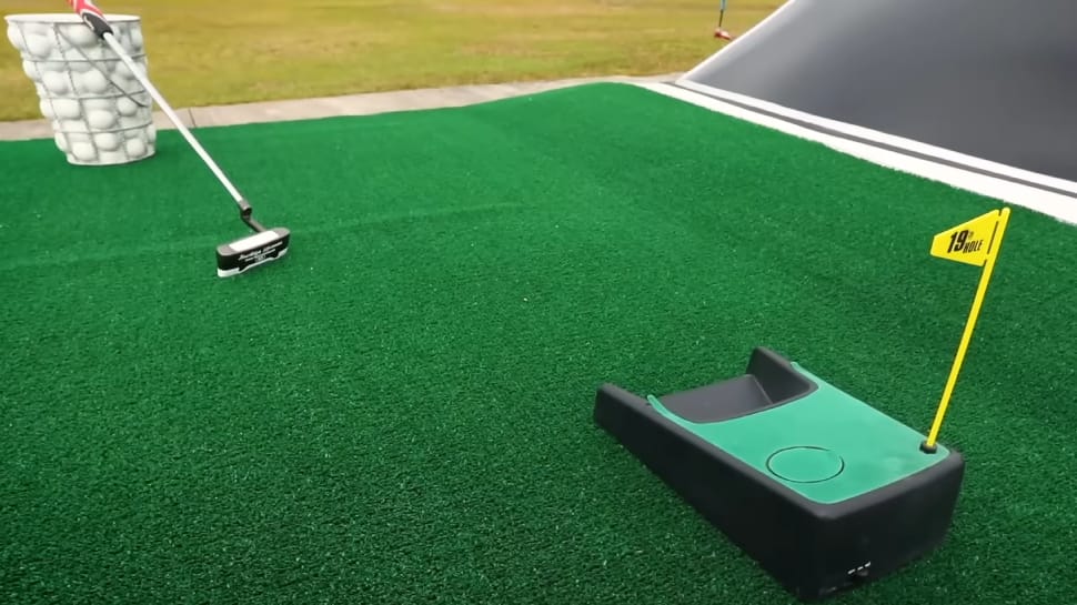 Mini golf course
