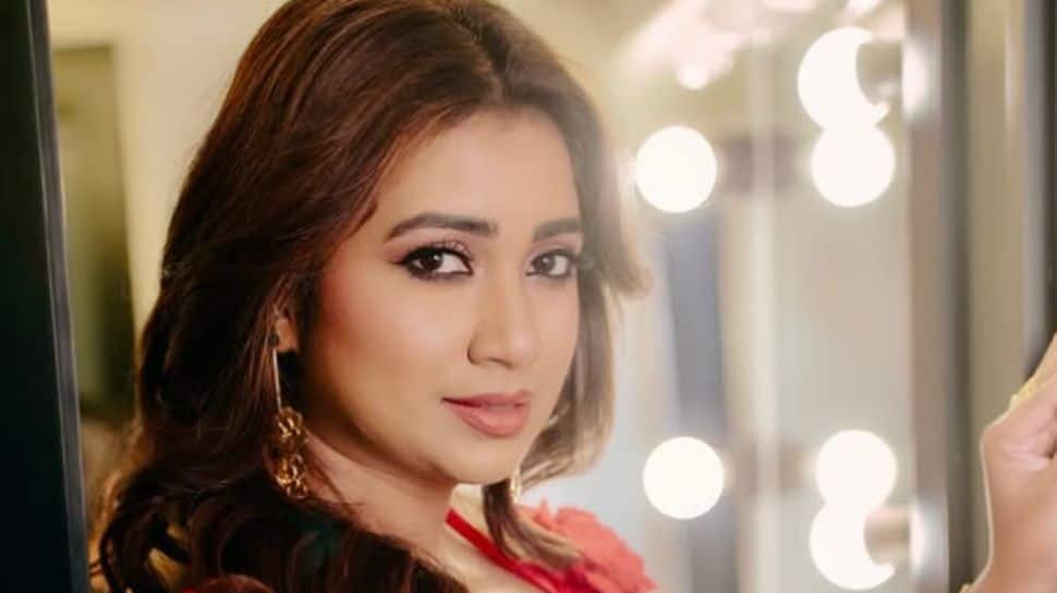 Shreya Ghoshal Opens Waves Summit 2025 With Heartfelt Bengali Tribute