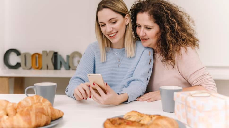 मातृ दिवस 2025 विशेष: मातृत्व के हर चरण में हार्मोन को संतुलित करने के लिए विशेषज्ञ-समर्थित प्राकृतिक पोषण युक्तियां