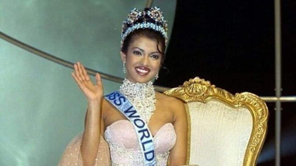 109 Contestants Of Beauty Pageant Stop By Charminar In Hyderabad, Model For Pics