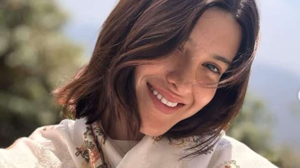 Shanaya Kapoor Cuts Cake As She Bids Farewell To Shujaat Saudagar’s JC Sets