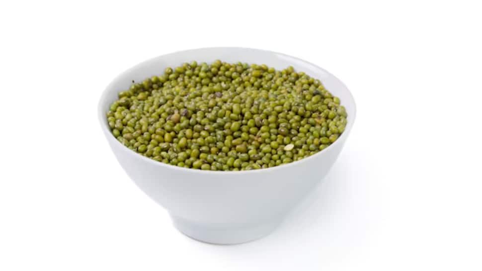 11 Reasons To Eat Soaked Moong Dal Every Morning For Better Digestion And Energy