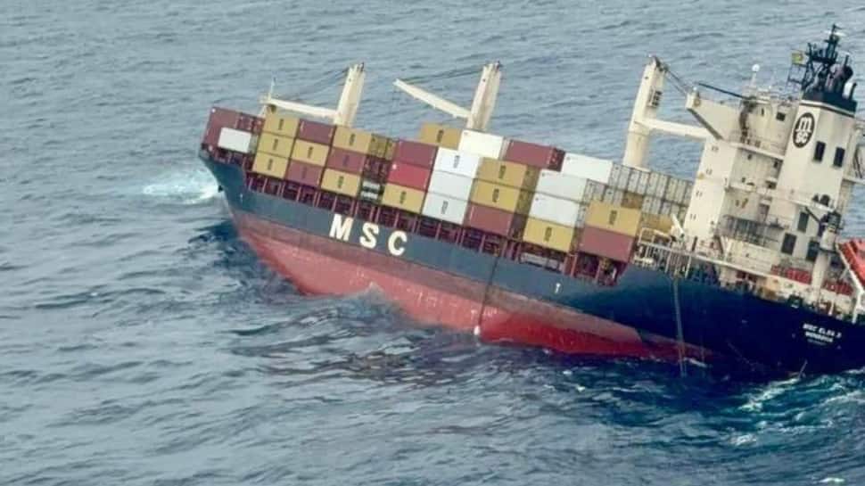 21リベリアの容器船が高知の海岸から傾いた後、乗組員は救われました
