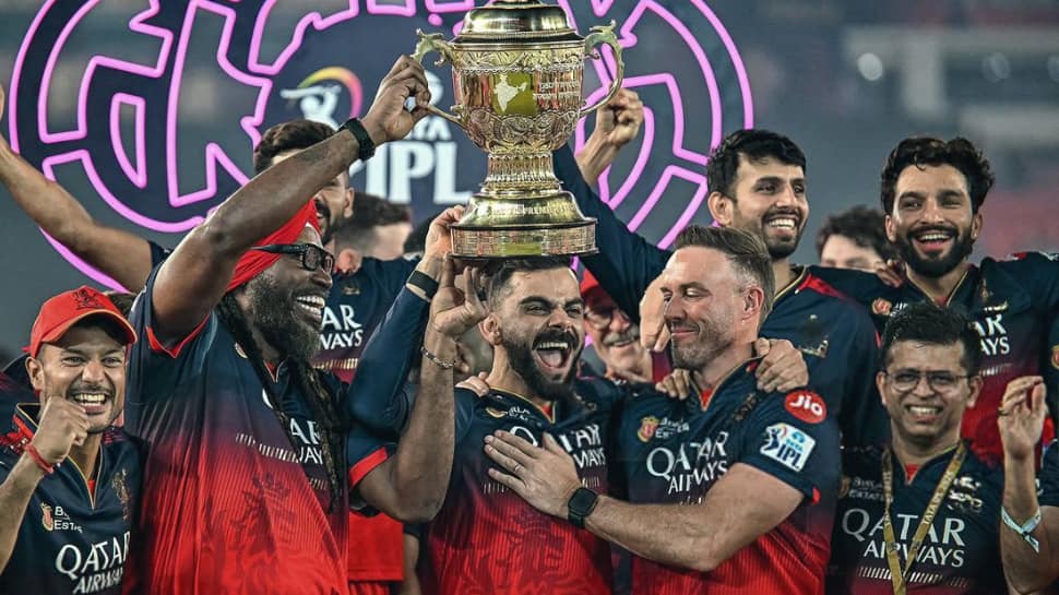 घड़ी: विराट कोहली ने क्रिस गेल और एबी डिविलियर्स के साथ 2025 आईपीएल ट्रॉफी को उठाया, जबकि आरसीबी की भावनात्मक जीत 18 साल का इंतजार करती है