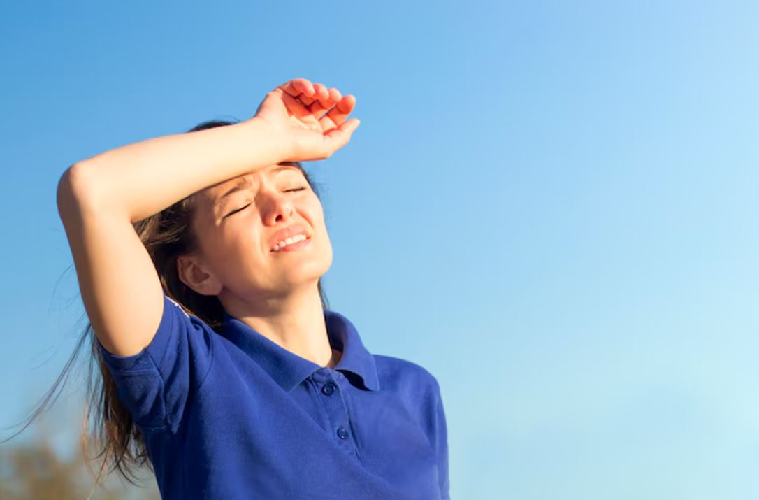 summer diet tips, hydrating summer foods, beat the heat naturally, summer energy boosting foods