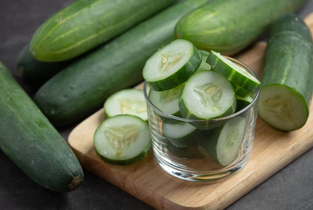 summer diet tips, hydrating summer foods, beat the heat naturally, summer energy boosting foods