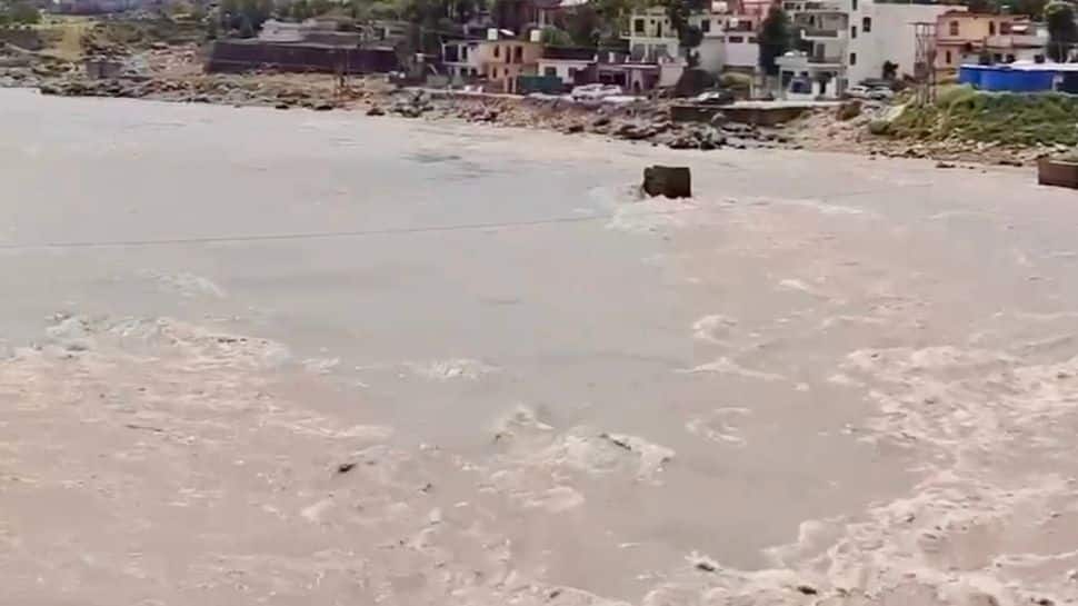 J-K: Flash Floods, Landslides Disrupt Normal Life, Claim Three