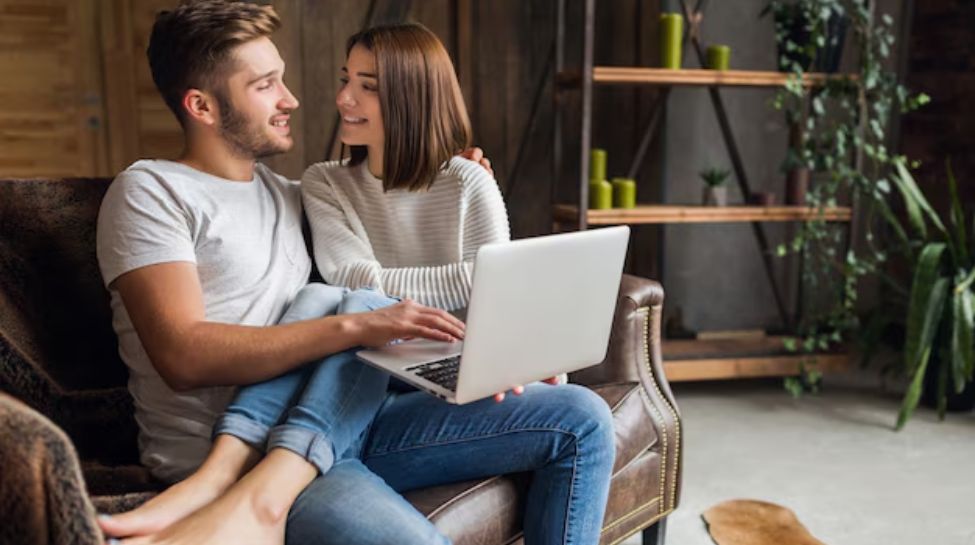 relationship advice, Signs a woman loves you, how to tell if she loves you, signs she’s falling in l