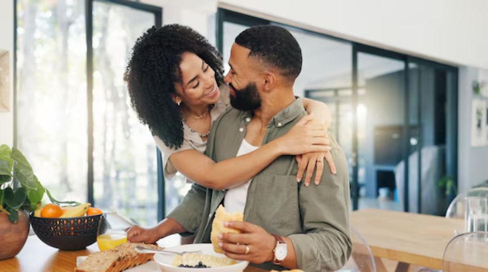 relationship advice, Signs a woman loves you, how to tell if she loves you, signs she’s falling in l