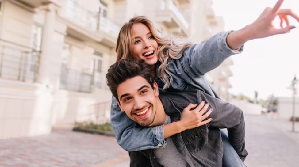 relationship advice, Signs a woman loves you, how to tell if she loves you, signs she’s falling in l