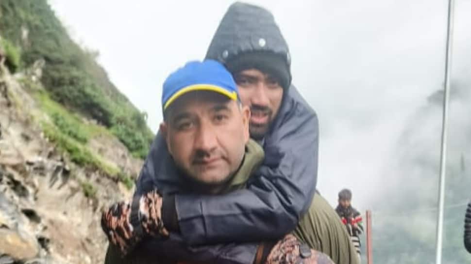 Amarnath Yatra 2025: SDRF Personnel Heroically Carry Ill Pilgrim On His Back