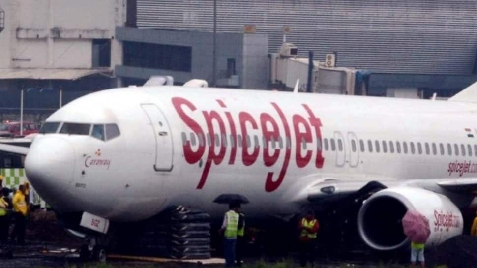Cockpit Chaos: Two Unruly Passengers Offloaded From SpiceJet Delhi-Mumbai Flight After Forceful Attempt