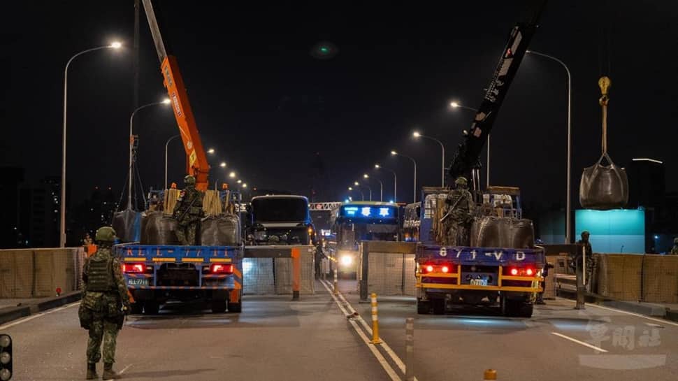 Taiwan Shuts Down Key Bridge For Military Drill To Stop Chinese Forces From Entering Taipei Taiwan Shuts Down Key Bridge For Military Drill To Stop Chinese Forces From Entering Taipei