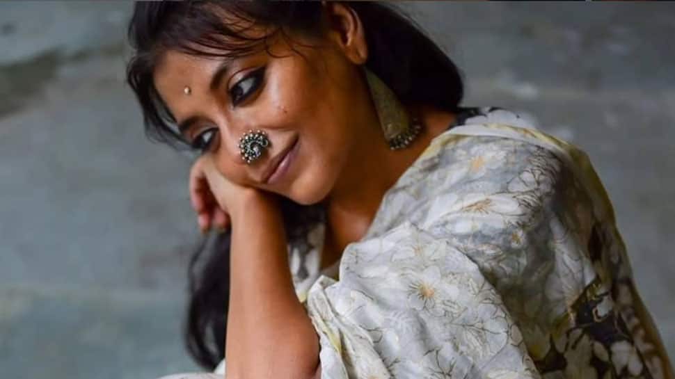 Bengali Actress Sumi Har Choudhry Spotted Wandering Alone On Streets, Sitting Roadside Near Amila Bazar